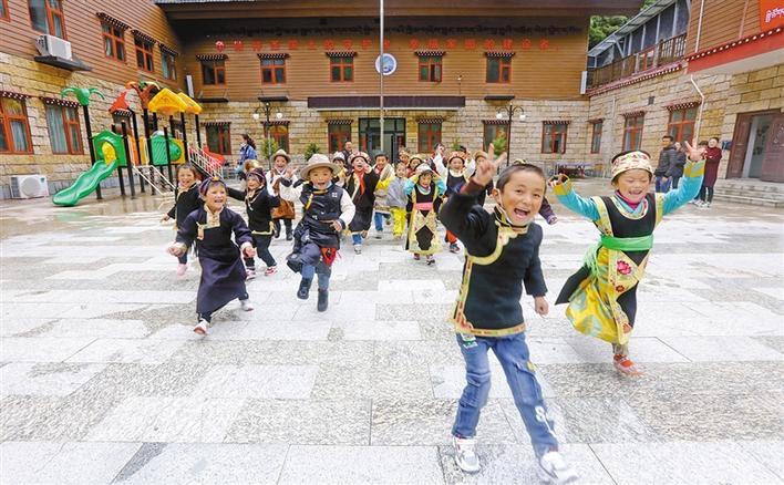 བྱིས་པ་ཚོ་རྩེད་འཇོར་རོལ་བཞིན་པ། 